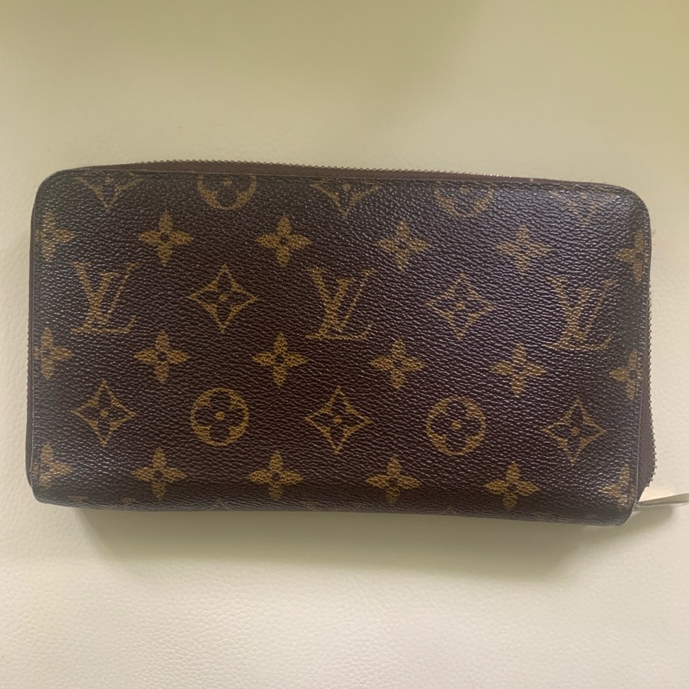Authentic Louis Vuitton Monogram Zippy Wallet